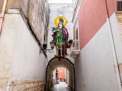 La seconda traversa � via Nicol� Dottula, che riserva un'ultima sopresa: un arco che segna l'ingresso settentrionale del centro storico, abbellito con un gigantesco murales del 2019